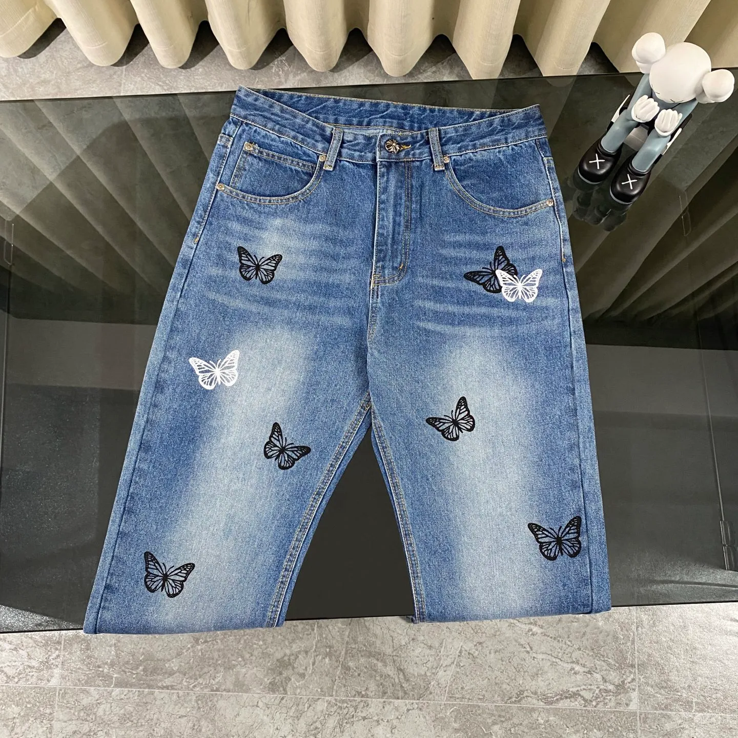 P230 Chrome Hearts 2025 new rare three-color butterfly print couple's washed loose jeans. High version, high version, top ceiling quality. Styles with different washed textures, very friendly to people with thin legs and thick legs. The straight version is very flattering to the leg shape. Moderate length that never goes out of style, easy to match with casual, basic styling for various styles, a must-have in the wardrobe! The fabric is stiff but also makes the upper body soft without losing texture. The washing process is even more perfect. It is a must-have item for everyone! ! ! Washed wheat, hang tag, pants label, three labels complete Color: blue Size: 28, 30, 32, 34